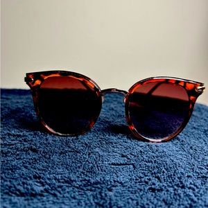 Retro Glam Sunglasses Leopard Print with Cat-Eye Frames UV Protection